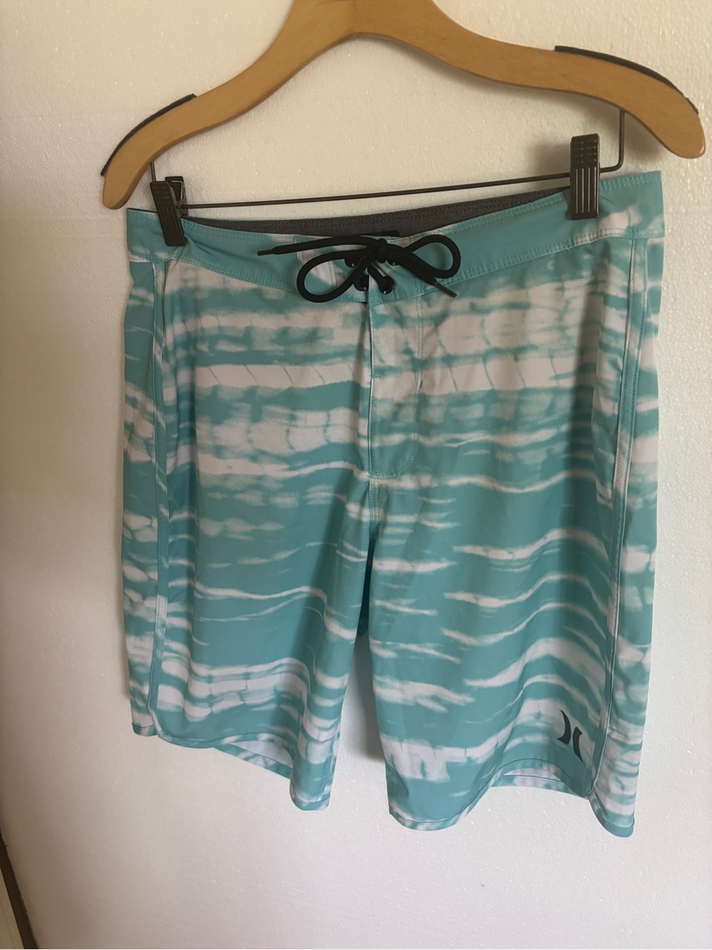 Hurley Men’s Aqua & White Shorts/Board Shorts/Swim Trunks Size 32